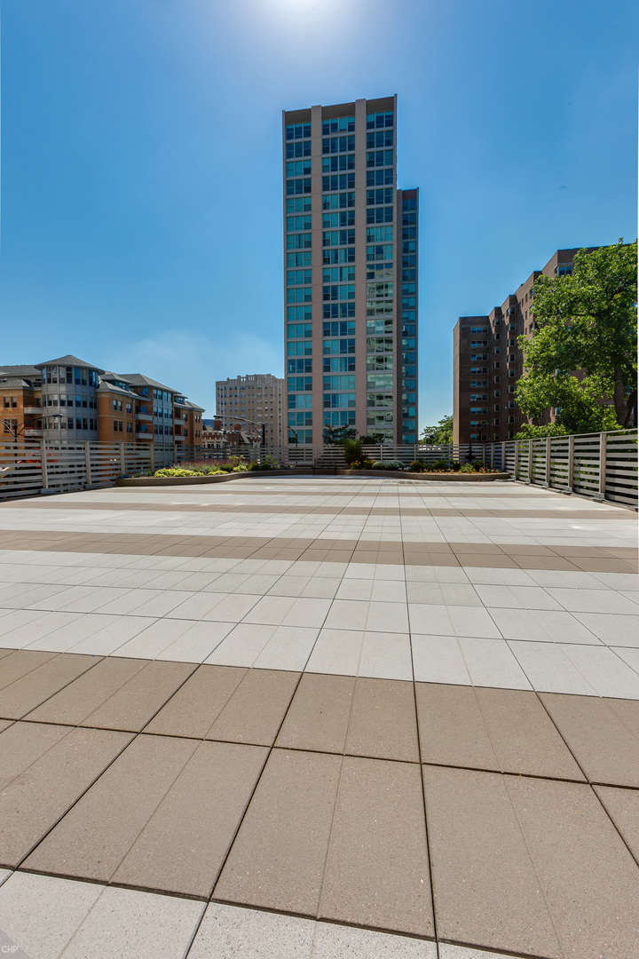 5601 North Sheridan Road, Unit 8A Chicago, IL 60660 - Photo 5 of 7 a view of a terrace
