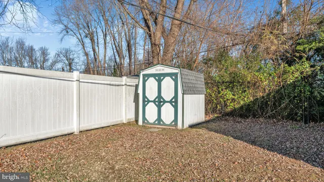a view of a house with backyard