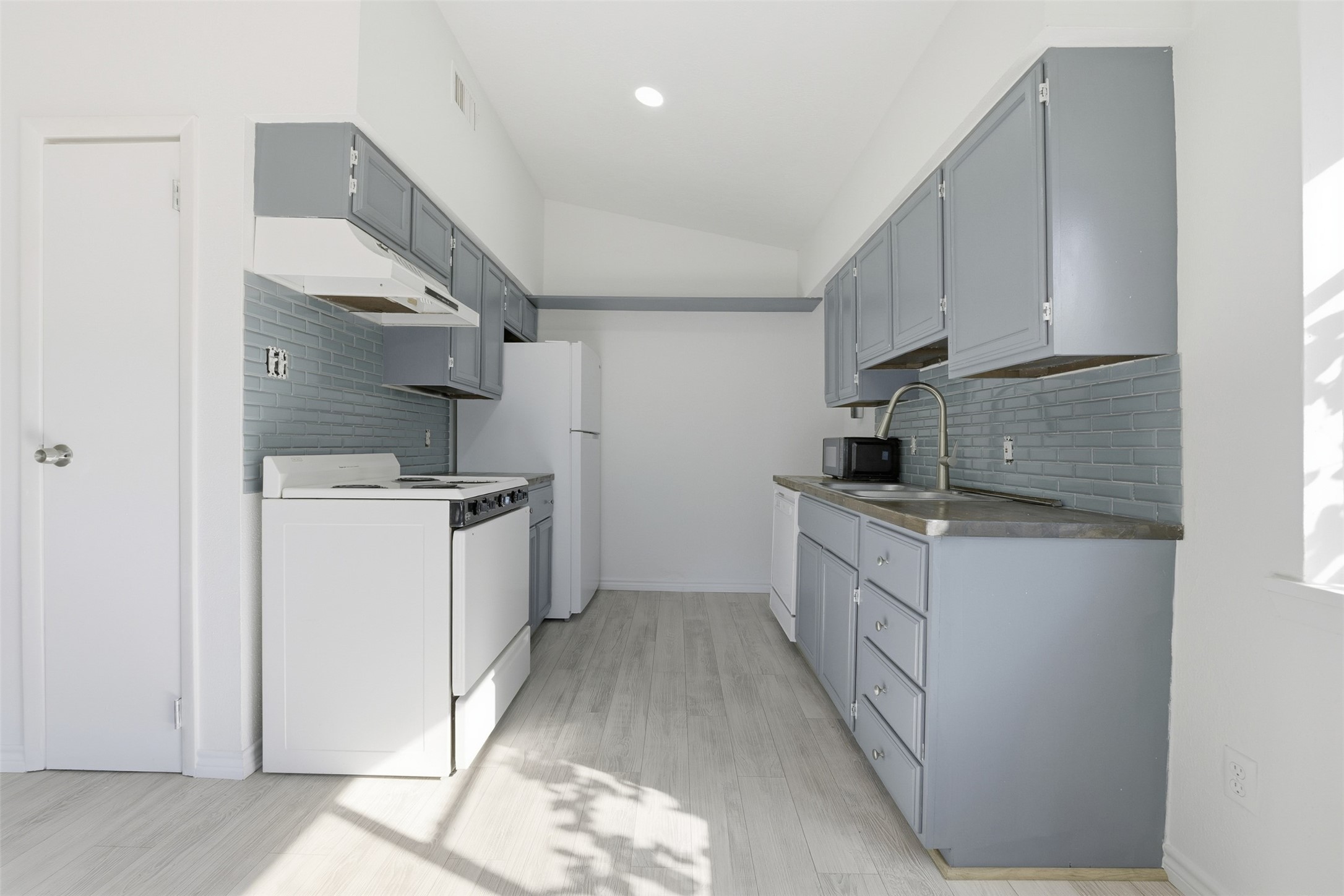 28600 Magnolia Way Huntsville, TX 77320 - Photo 2 of 26