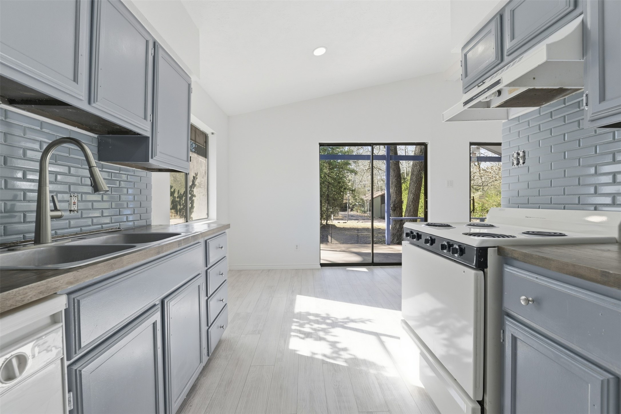 28600 Magnolia Way Huntsville, TX 77320 - Photo 3 of 26