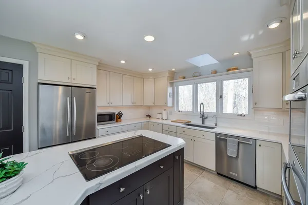 $815,000 | 1907 Shoreline Drive, St. Charles, IL 60174