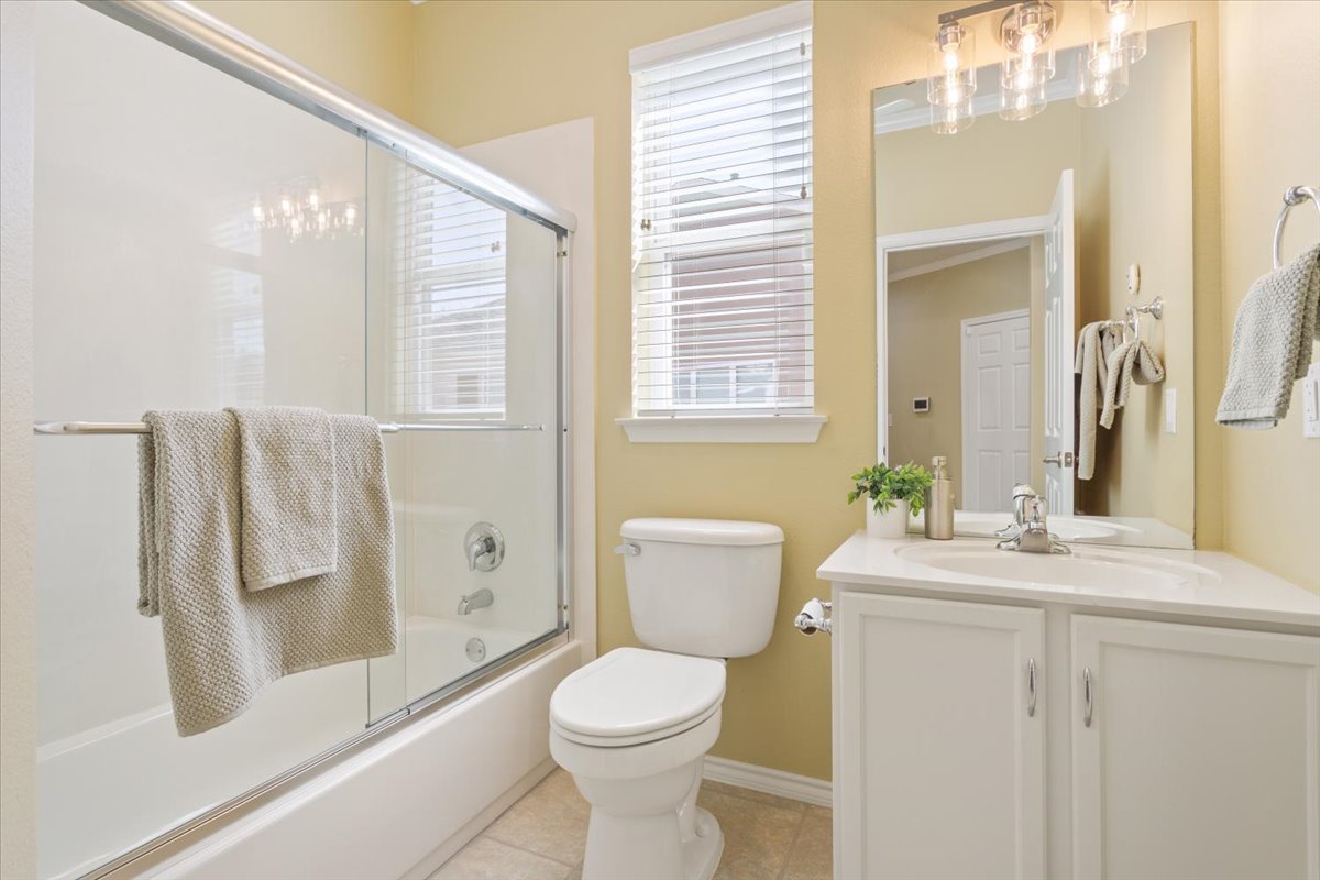 113 Sunny Side Bend Georgetown, TX 78633 - Photo 30 of 33 Guest bath is right next to the guest bedrooms.