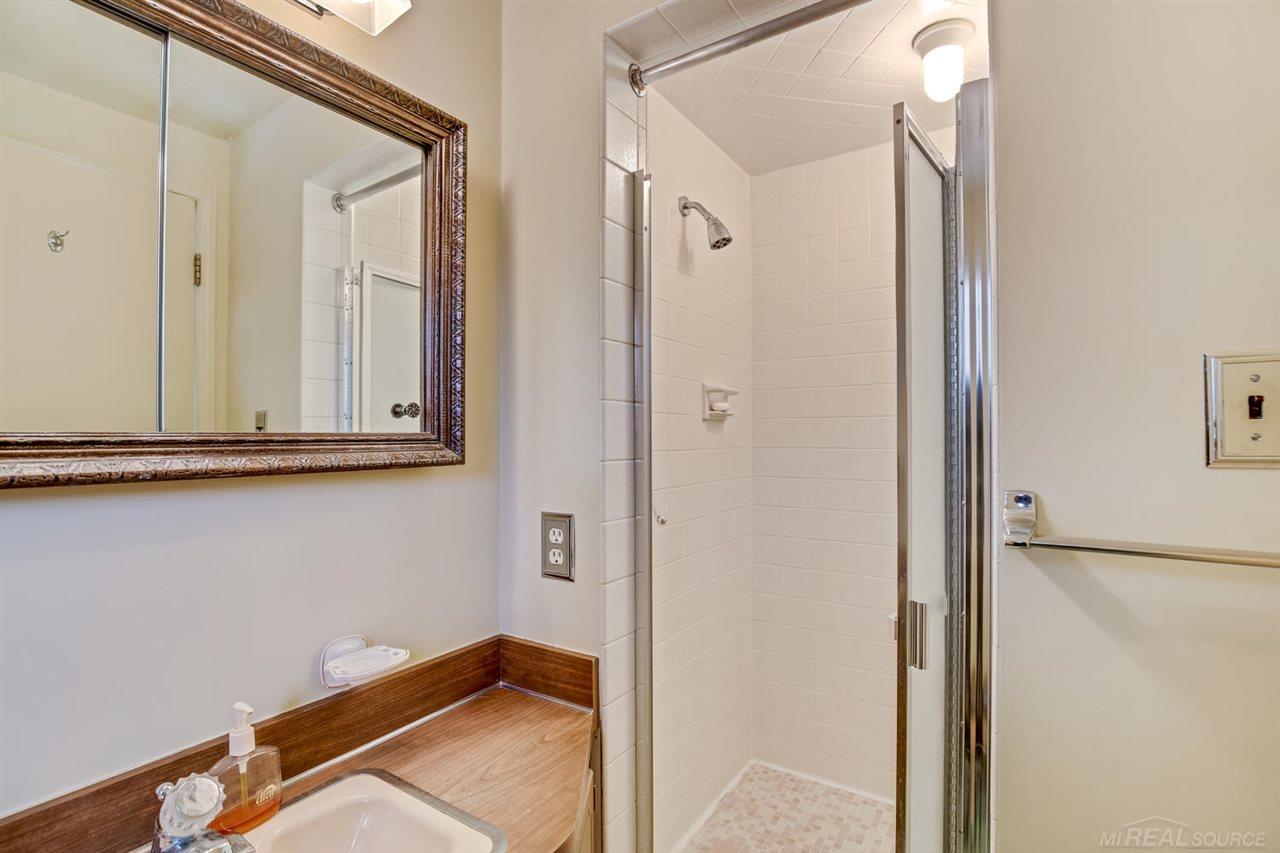 65 Shoreham Road Grosse Pointe, MI 48236 - Photo 18 of 29 31345950-17.JPG