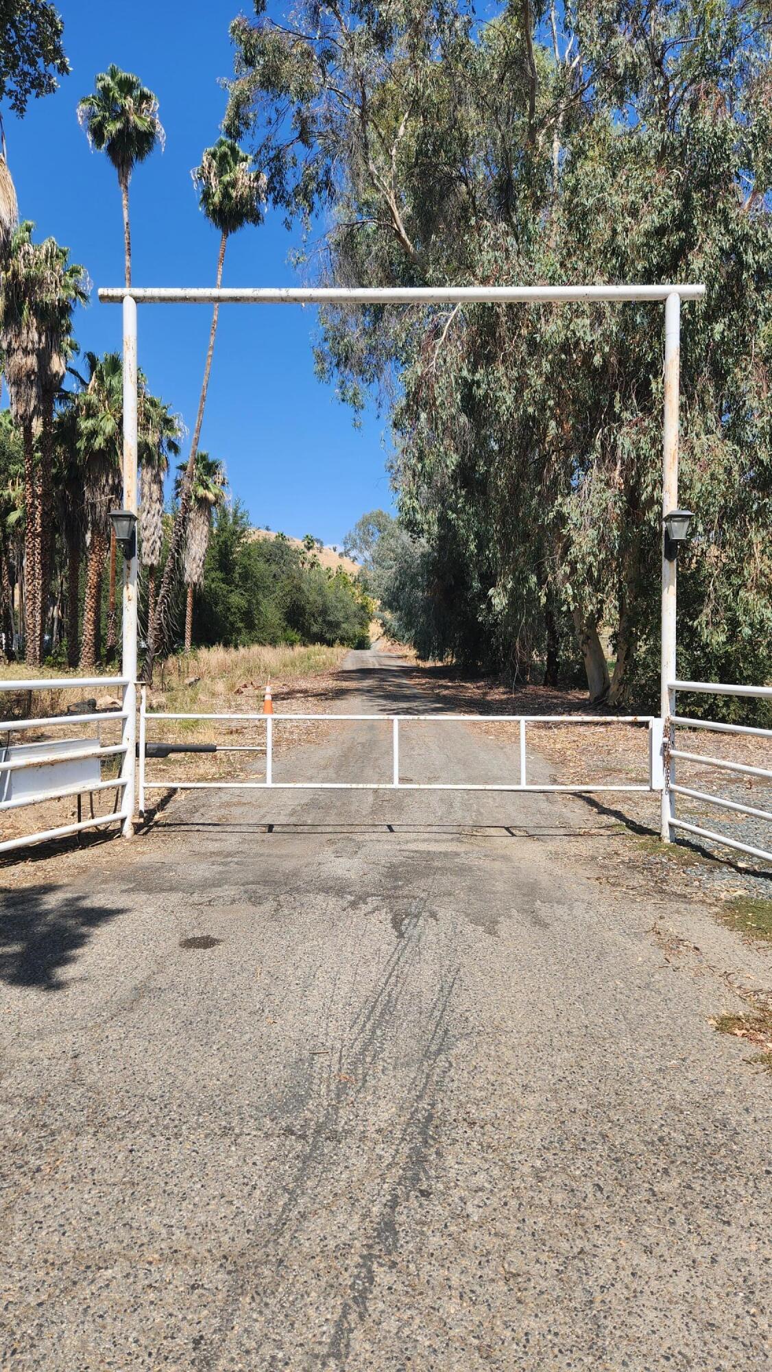 190 (7.55 Ac) Springville, CA 93265 - Photo 4 of 12 a view of a yard