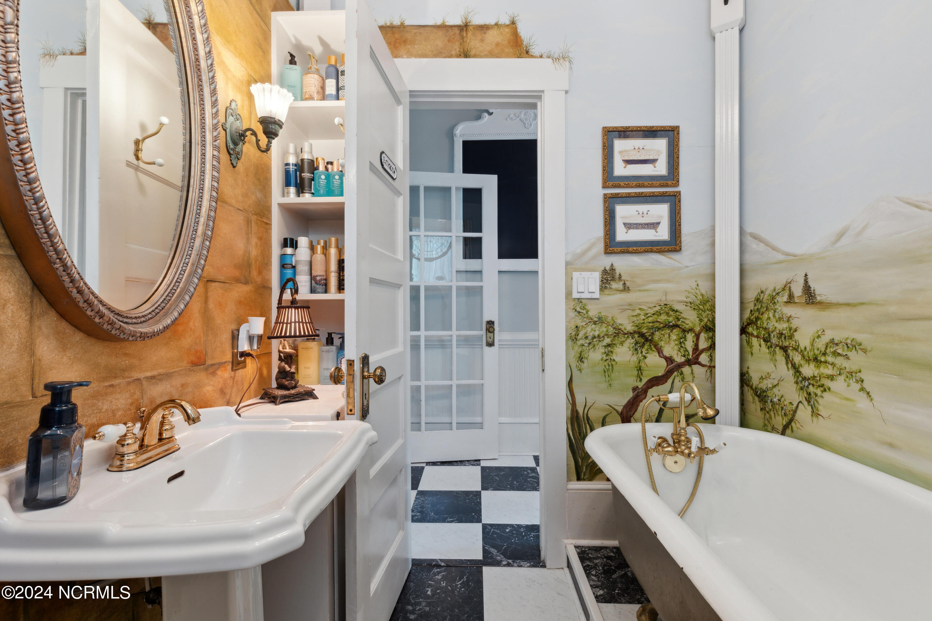 1809 Perry Avenue Wilmington, NC 28403 - Photo 20 of 44 Downstairs bath/tub