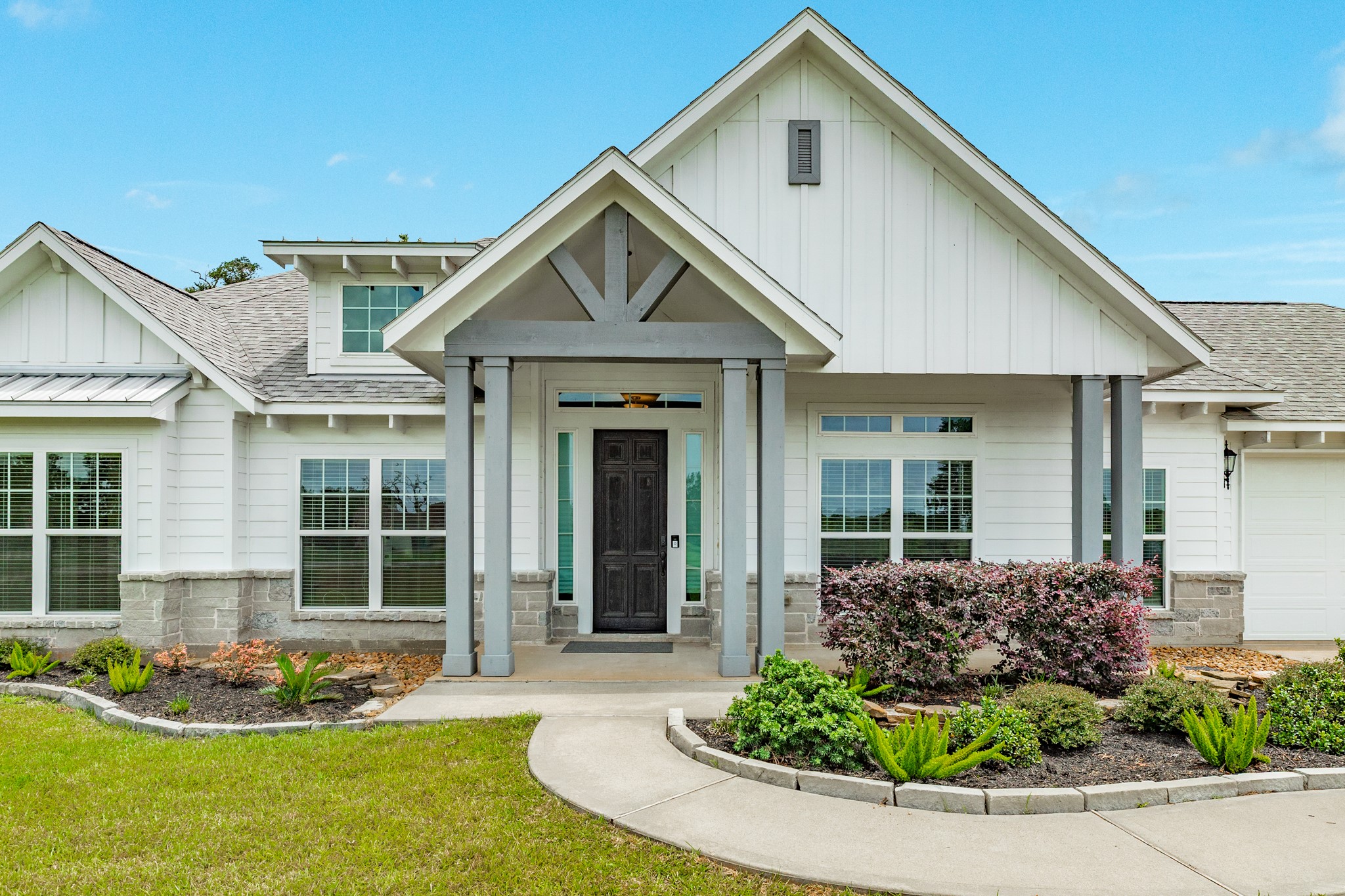 527 Lakeland Circle Rosharon, TX 77583 - Photo 14 of 42 a front view of a house with a yard and porch