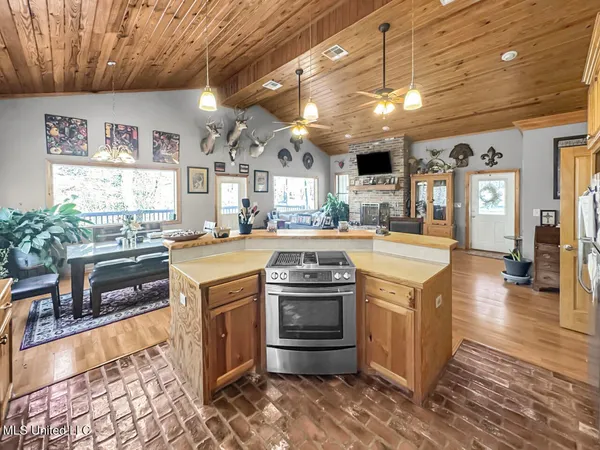 $760,000 | 13645 Highway 10, St. Francisville, LA 70775