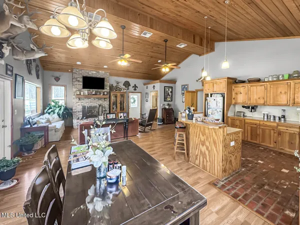 $760,000 | 13645 Highway 10, St. Francisville, LA 70775