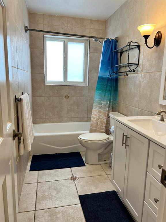 5911 Northeast 15th Avenue Fort Lauderdale, FL 33334 - Photo 8 of 21 a bathroom with a sink toilet and shower