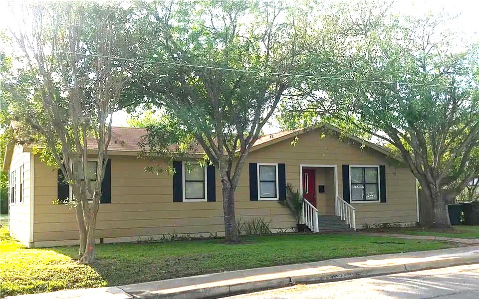 911 Brazos Street Lockhart, TX 78644 - Photo 1 of 22 Ranch-style house featuring entry steps and a front lawn