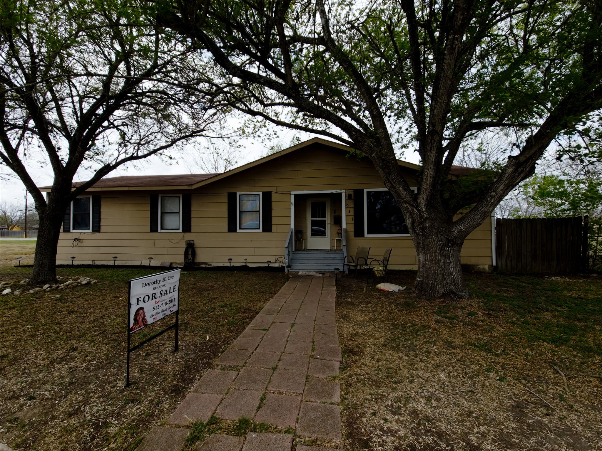 911 Brazos Street Lockhart, TX 78644 - Photo 5 of 22 Bungalow-style house with a porch