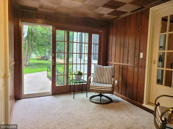 $260,000 | 905 Carver Street North, Winthrop, MN 55396