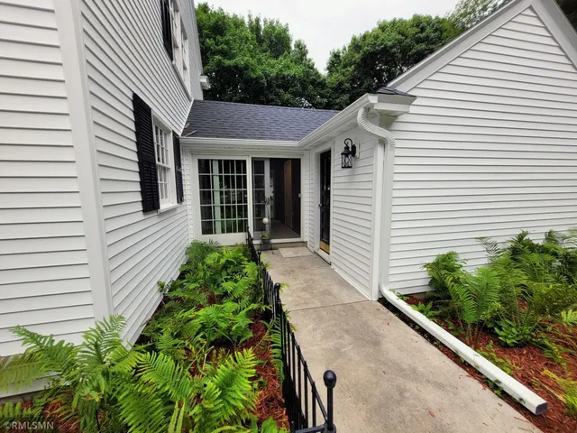 $260,000 | 905 Carver Street North, Winthrop, MN 55396