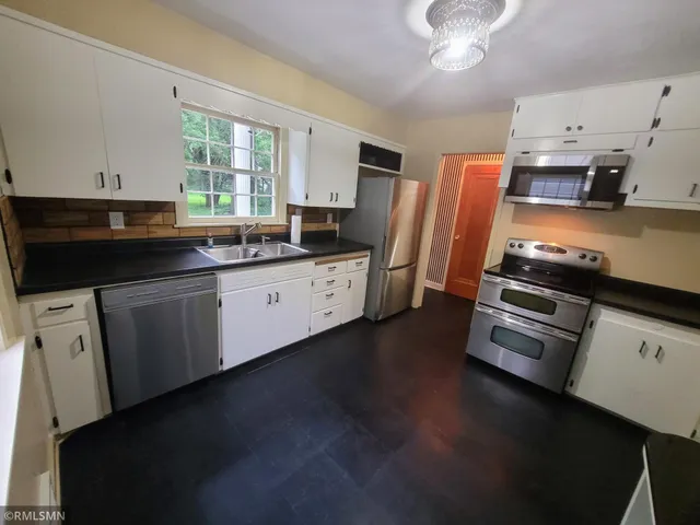 $260,000 | 905 Carver Street North, Winthrop, MN 55396