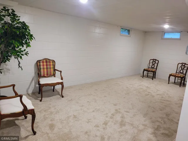 $260,000 | 905 Carver Street North, Winthrop, MN 55396