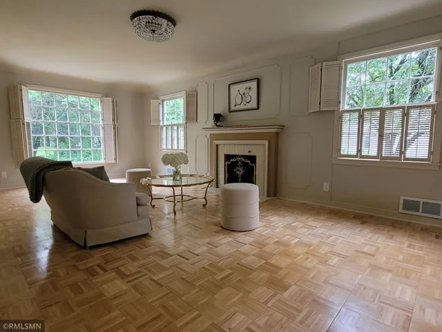 $260,000 | 905 Carver Street North, Winthrop, MN 55396