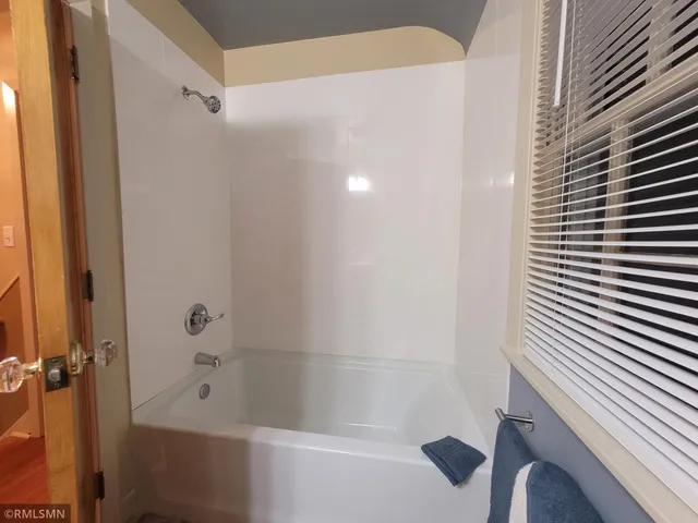 $260,000 | 905 Carver Street North, Winthrop, MN 55396