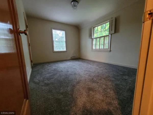 $260,000 | 905 Carver Street North, Winthrop, MN 55396