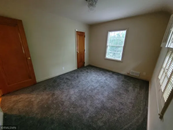 $260,000 | 905 Carver Street North, Winthrop, MN 55396