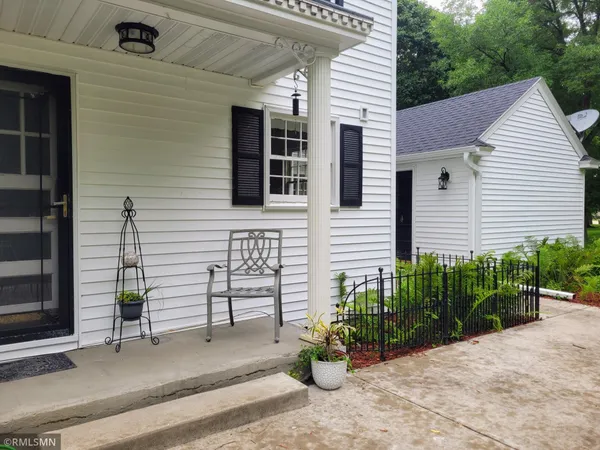 $260,000 | 905 Carver Street North, Winthrop, MN 55396