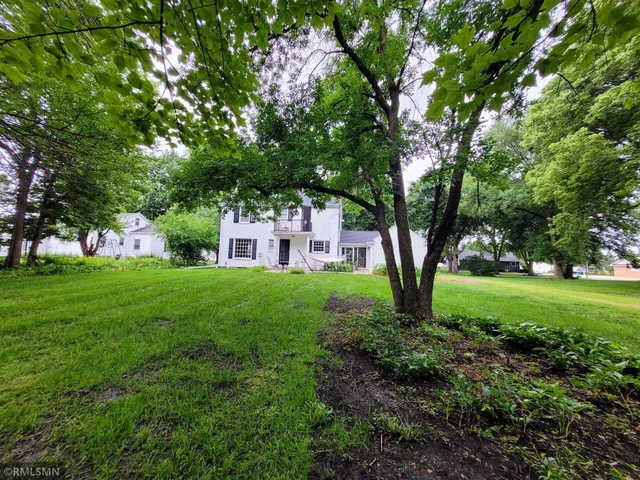 $260,000 | 905 Carver Street North, Winthrop, MN 55396