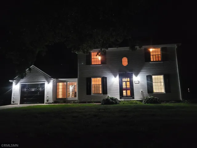 $260,000 | 905 Carver Street North, Winthrop, MN 55396