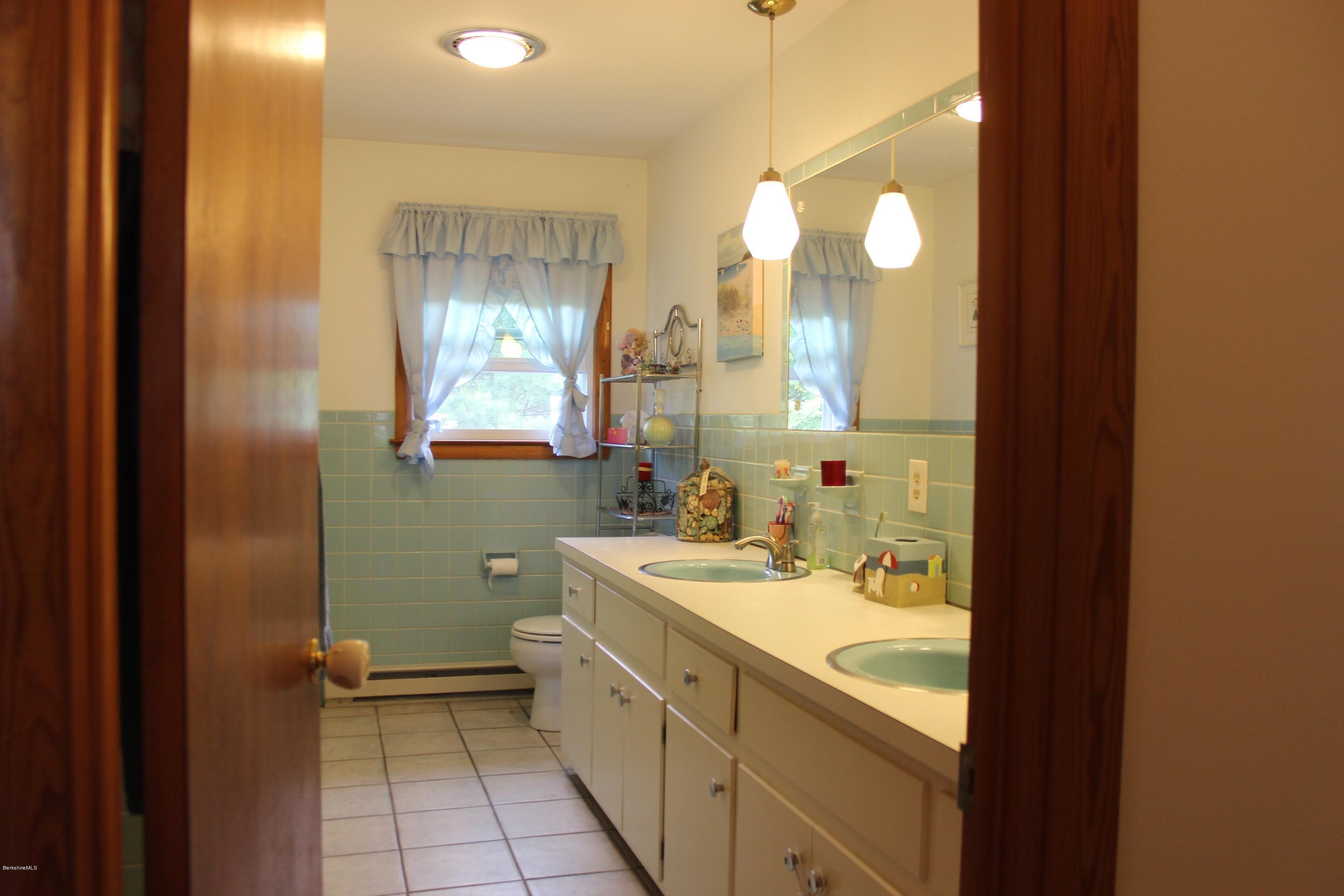 129 Kittredge Road Pittsfield, MA 01201 - Photo 20 of 27 Full Bath