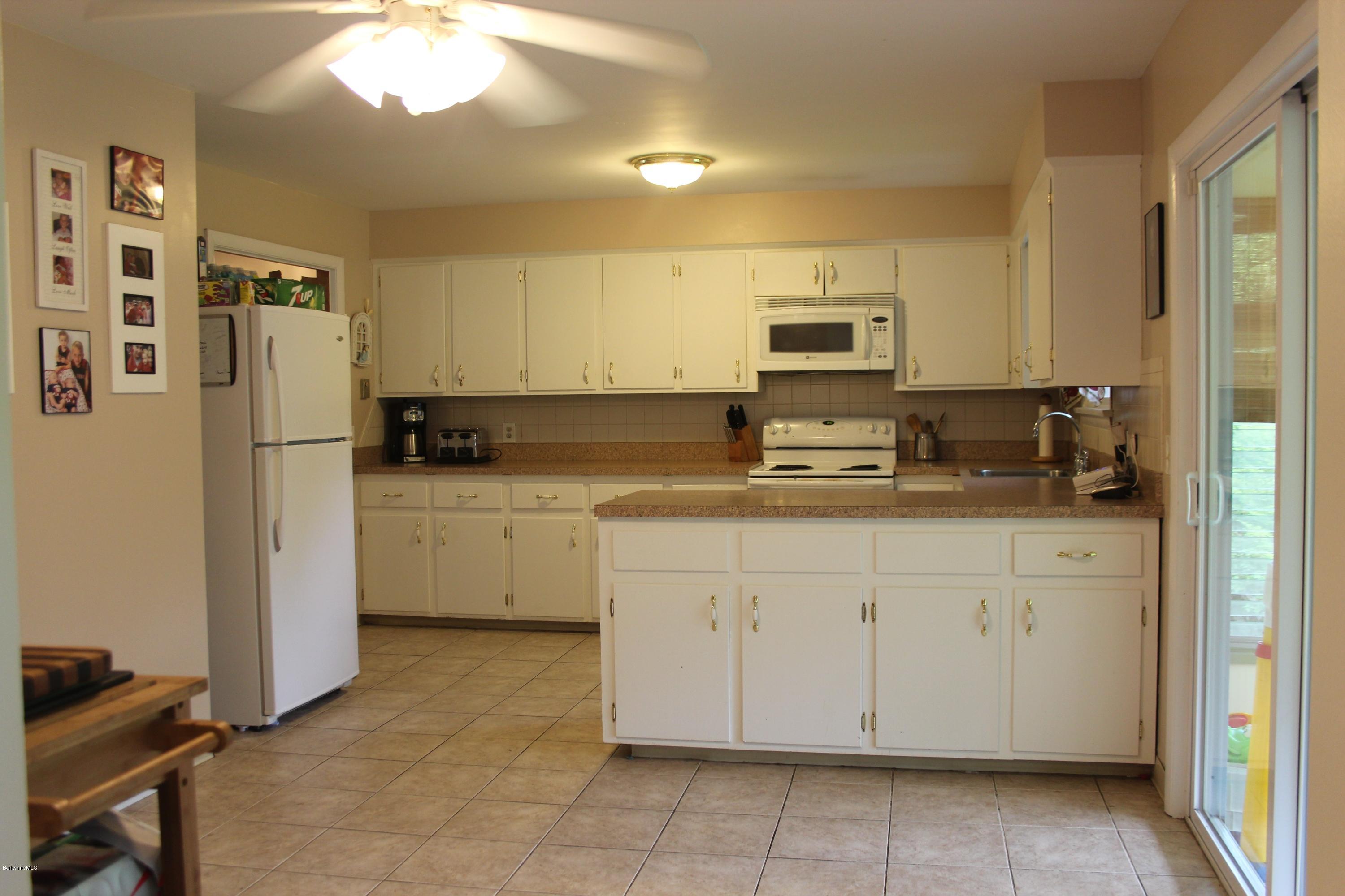 129 Kittredge Road Pittsfield, MA 01201 - Photo 10 of 27 Everyday Dining