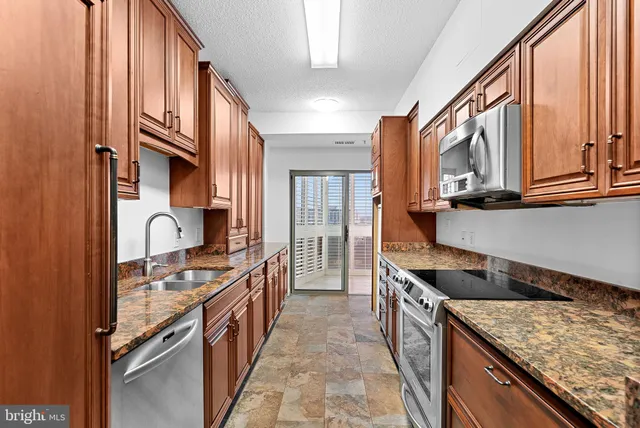 $515,000 | 19375 Cypress Ridge Terrace, Unit 901, Leesburg, VA 20176