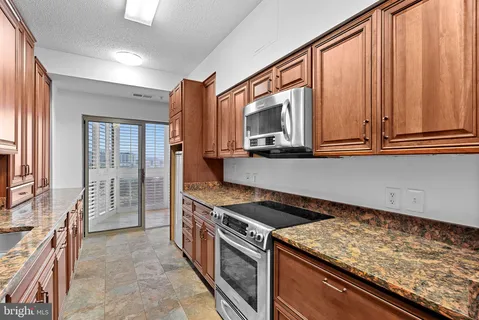 $515,000 | 19375 Cypress Ridge Terrace, Unit 901, Leesburg, VA 20176