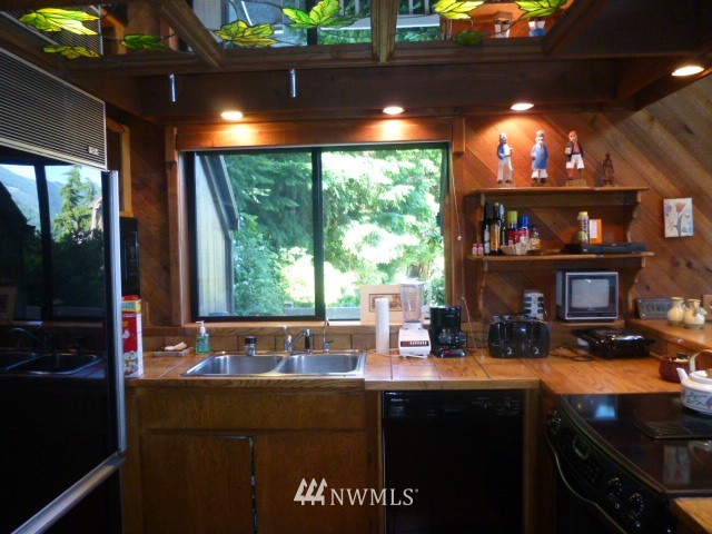 2461 East Beach Road Port Angeles, WA 98363 - Photo 5 of 15 Gallery Image 5