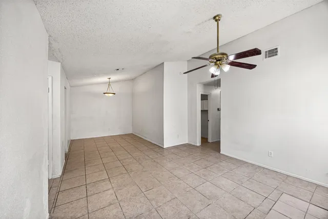 a view of empty room with a ceiling fan