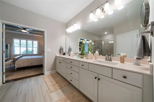 a en suite bathroom with double vanity and a mirror