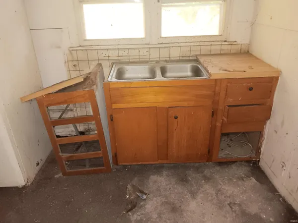 $59,000 | 407 North Ledgerwood Street, Carlisle, IN 47838