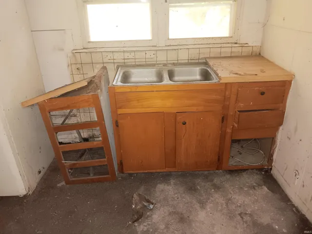 $59,000 | 407 North Ledgerwood Street, Carlisle, IN 47838