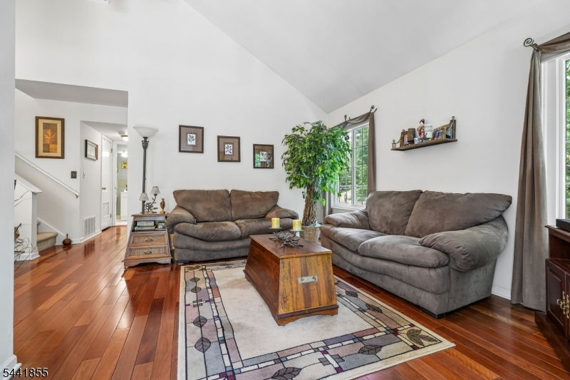 46 Stevens Court Bedminster, NJ 07921 - Photo 3 of 20