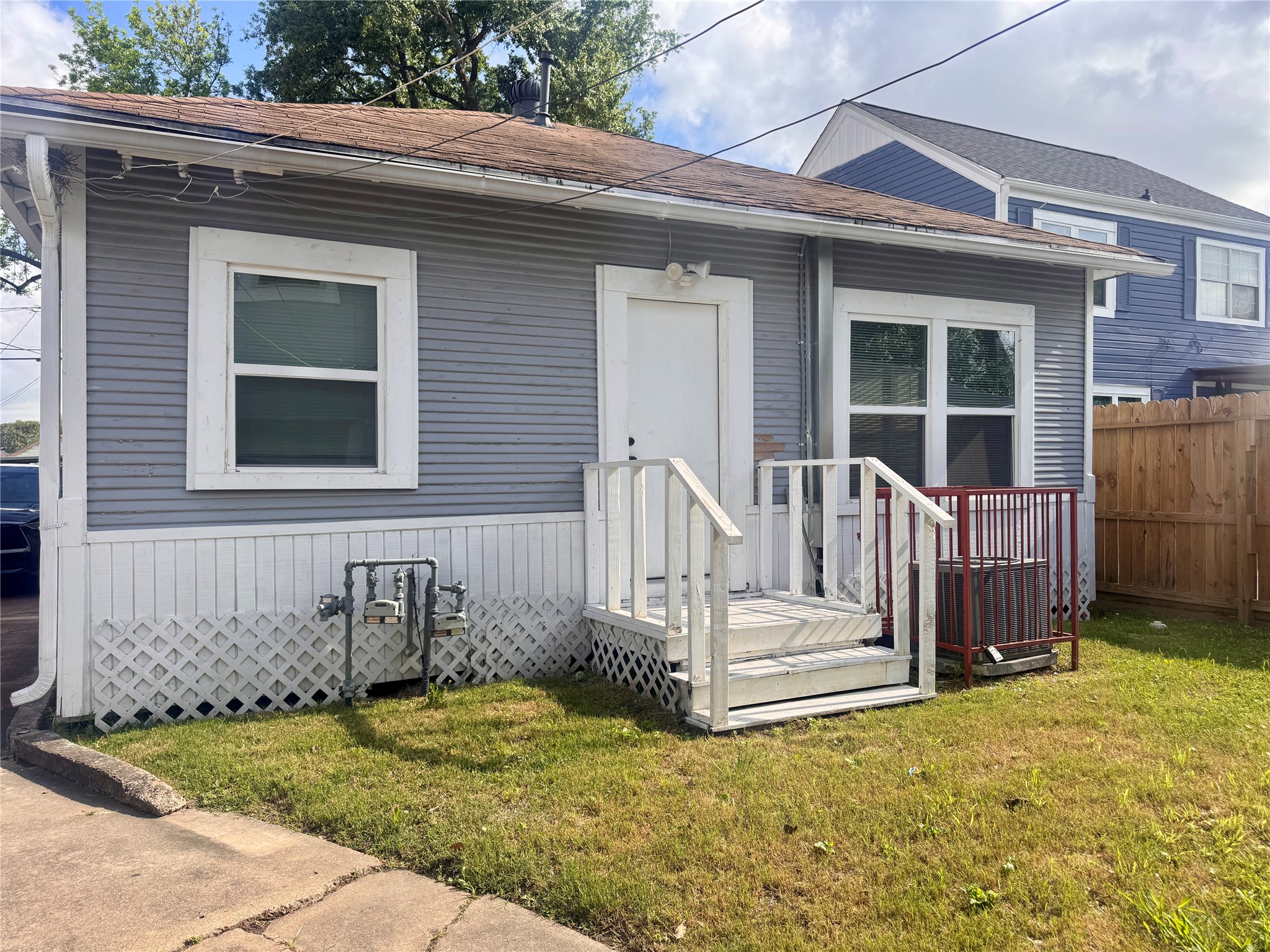 5224 Leeland Street Houston, TX 77023 - Photo 18 of 18 a front view of a house with a yard