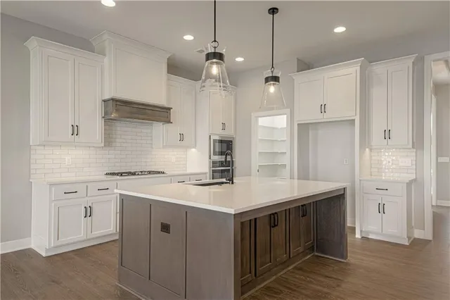 $525,000 | 1512 Southwest Arborpark Terrace, Lee's Summit, MO 64082