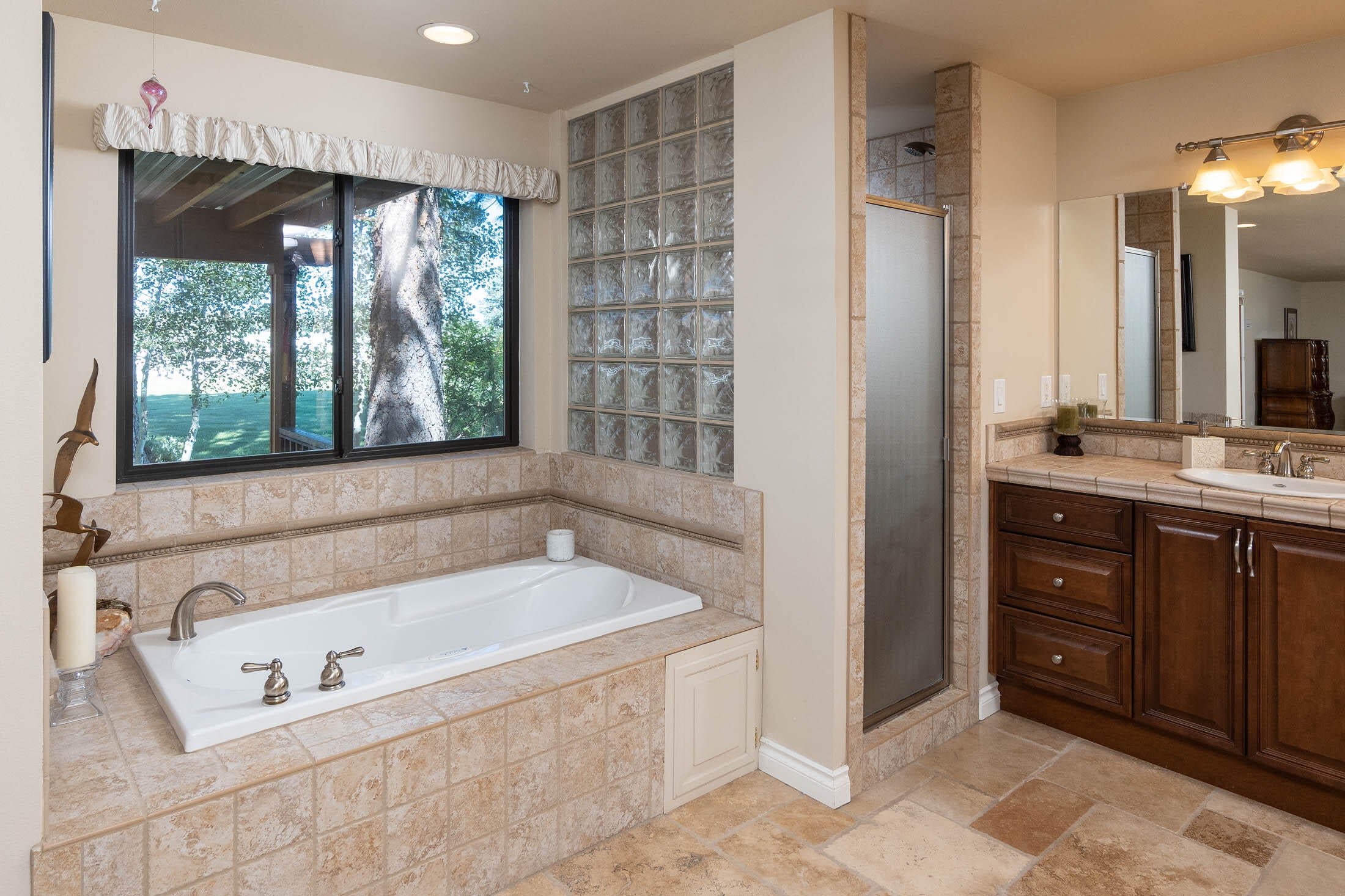 65111 Highland Road Bend, OR 97703 - Photo 15 of 37 Radiant floors, Spa tub