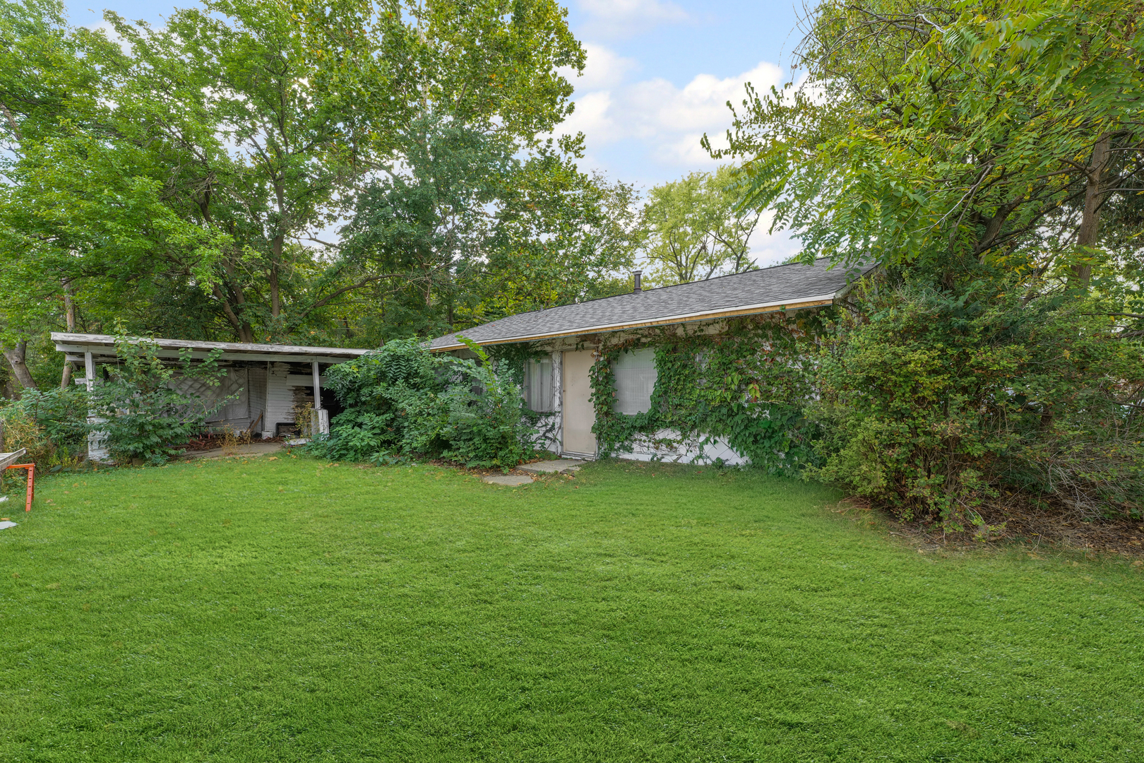 a view of a house with a backyard