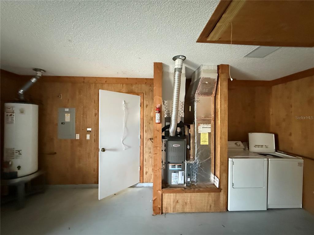 5510 Shriver Street Leesburg, FL 34748 - Photo 7 of 16 view of hall way with mirror