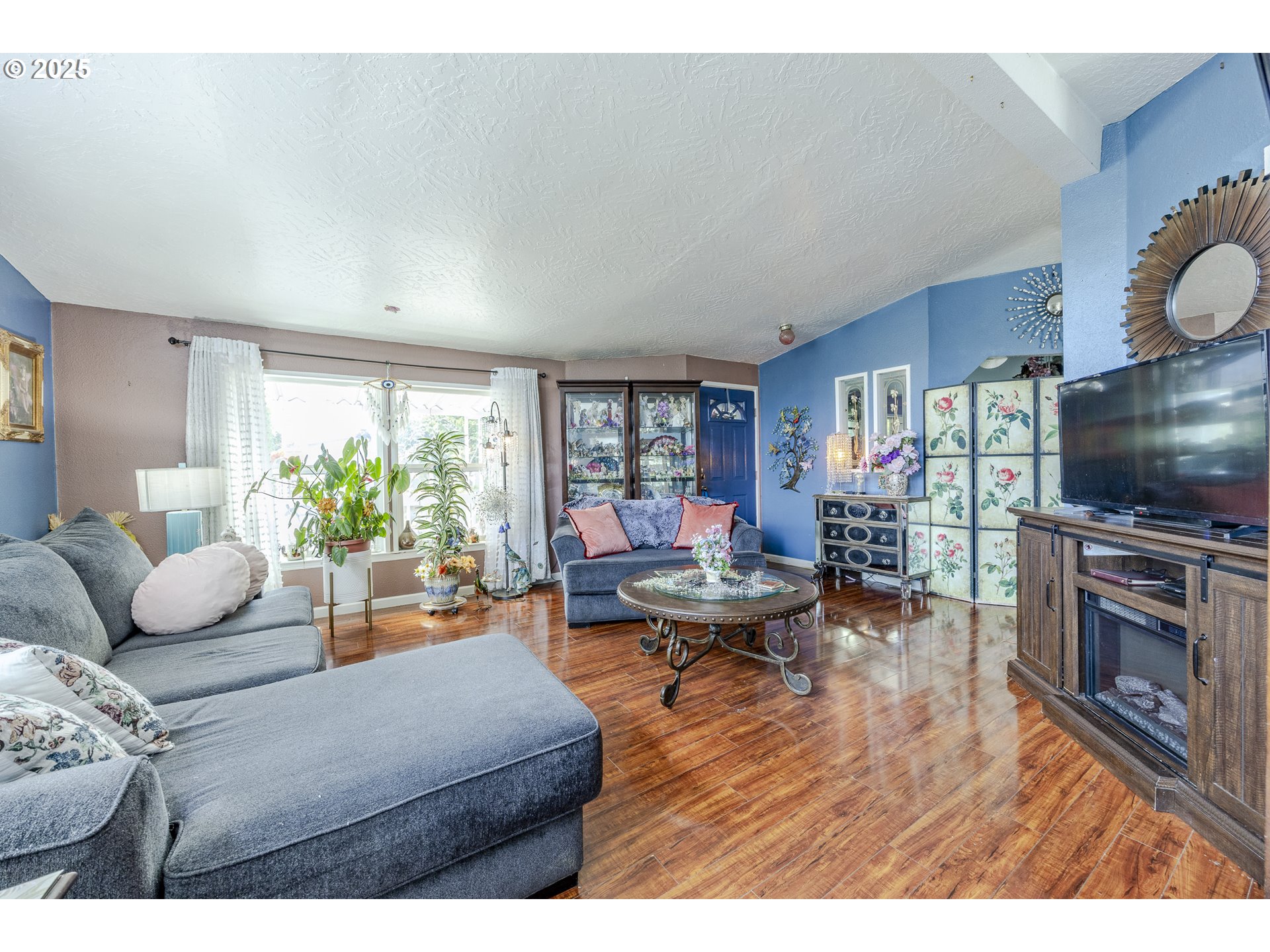 1699 North Terry Street, Unit 142 Eugene, OR 97402 - Photo 8 of 28 Living Room/Entrance