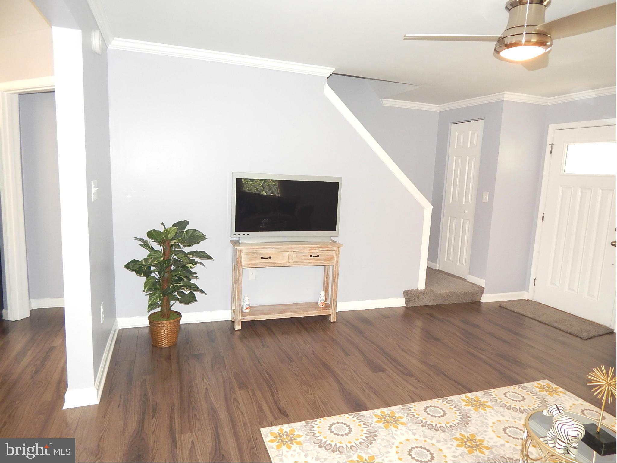 8517 Oak Road Baltimore, MD 21234 - Photo 12 of 30 Living Room