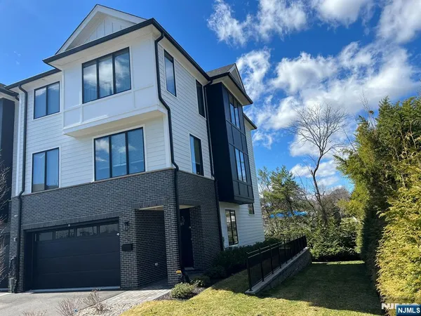 $1,450,000 | 2 Skye Drive, Paramus, NJ 07652