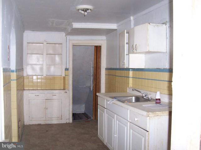 1084 Common Road Camden, NJ 08104 - Photo 8 of 13 Kitchen