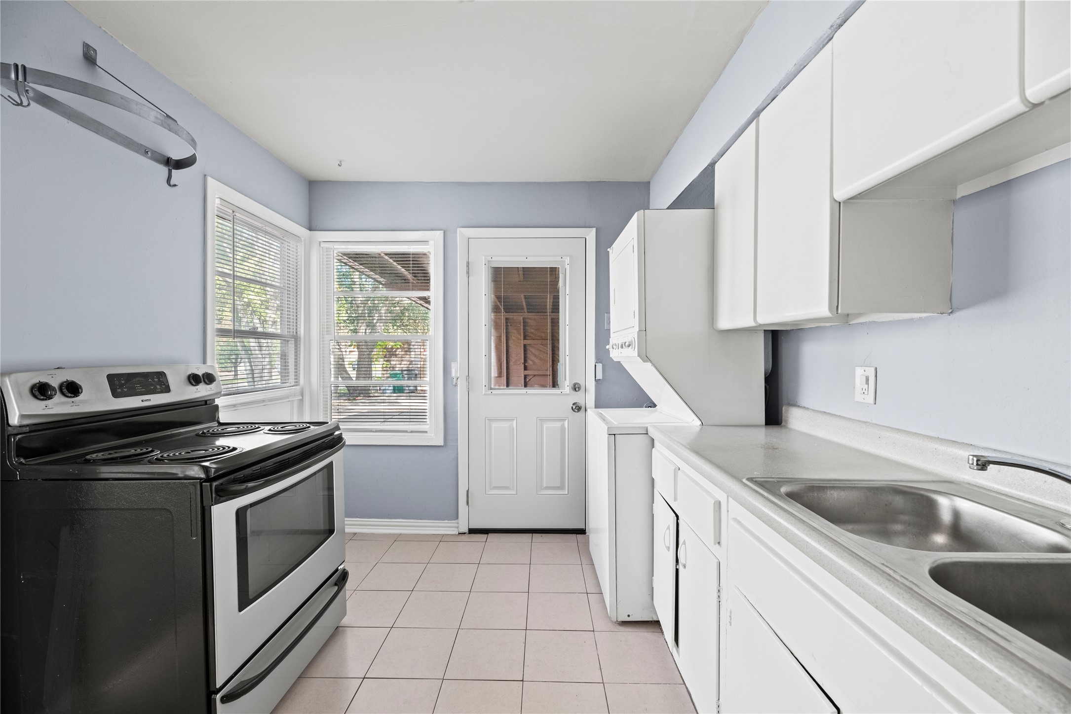 3930 Law Street, Unit 2 Houston, TX 77005 - Photo 7 of 16 a kitchen that has a sink and a stove