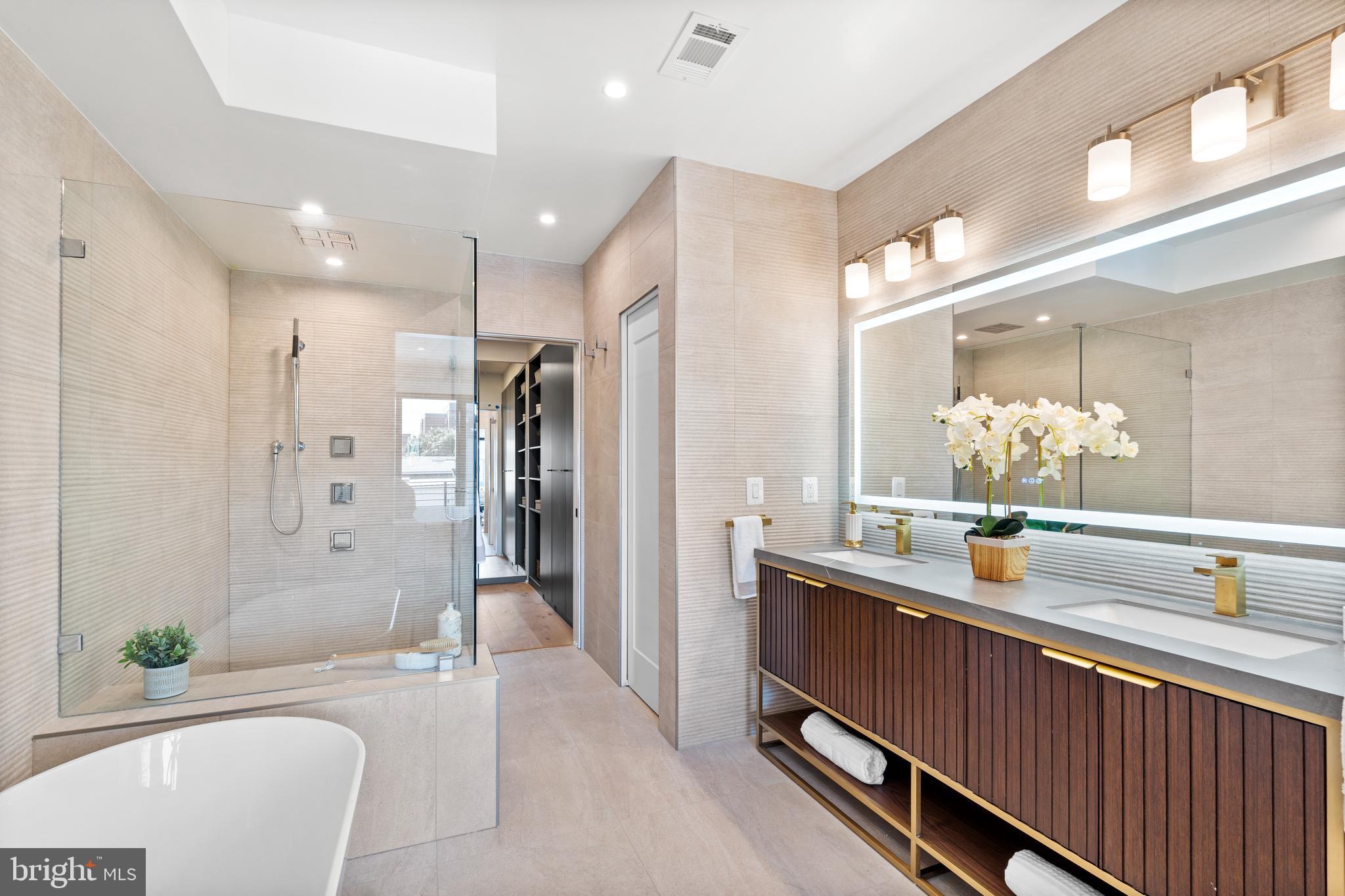 3726 R Street Northwest Washington, DC 20007 - Photo 26 of 59 Primary bathroom