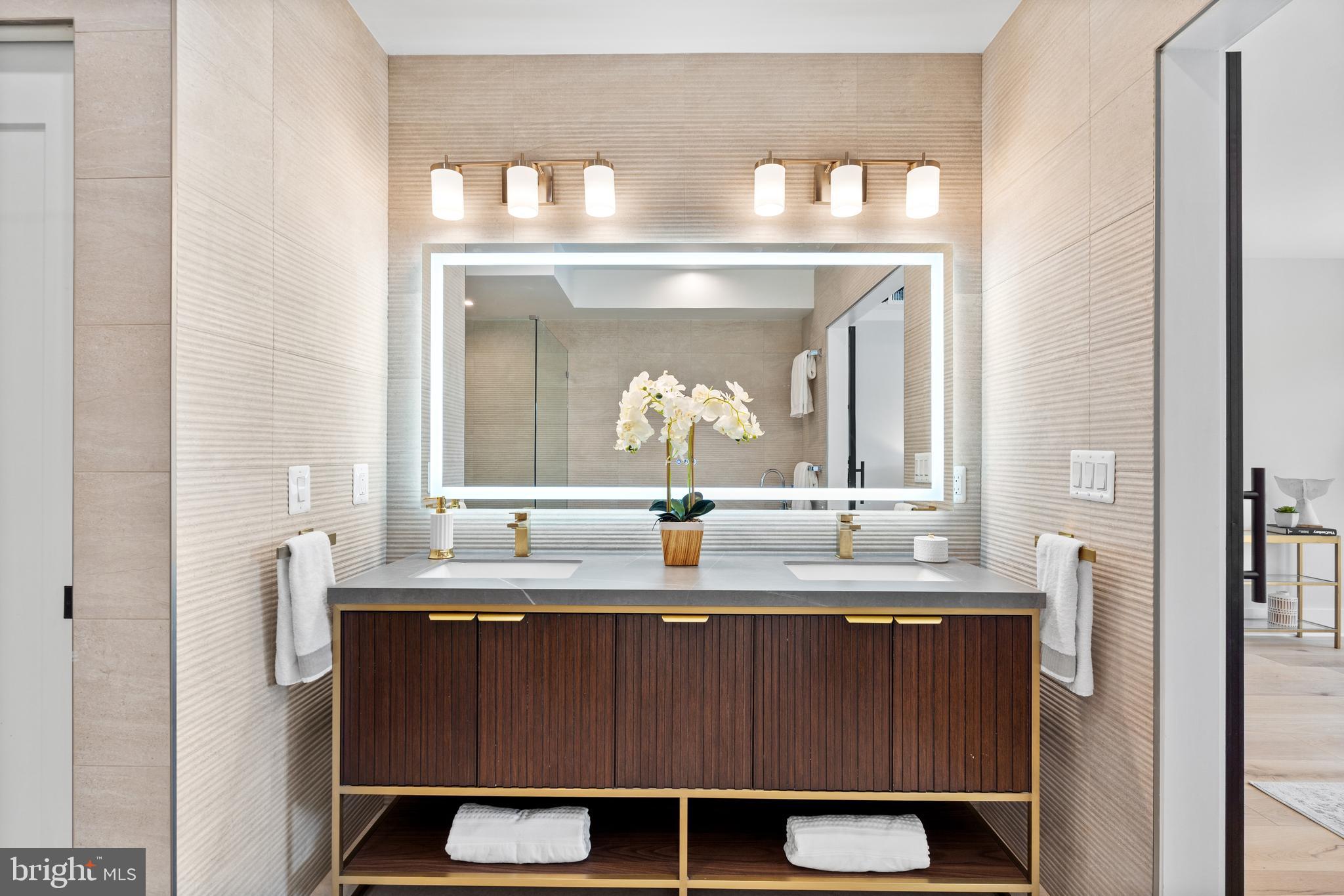 3726 R Street Northwest Washington, DC 20007 - Photo 27 of 59 Primary bathroom