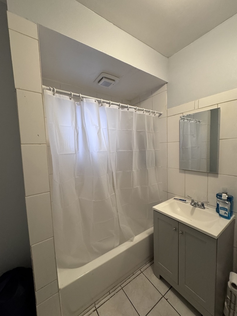 1940 North Pulaski Road Chicago, IL 60639 - Photo 12 of 33 a bathroom with a sink and a tub