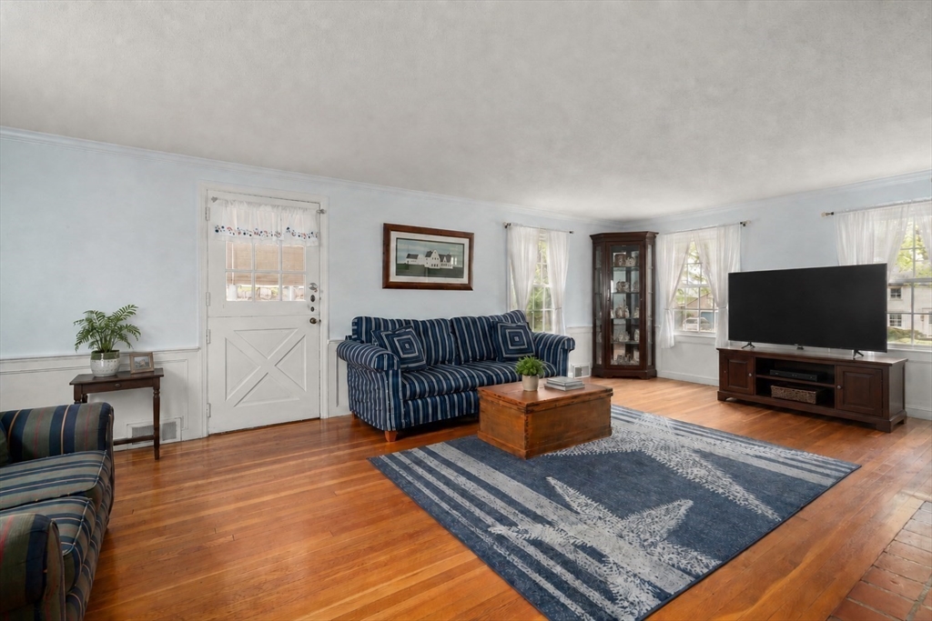 39 Pleasant Street Holyoke, MA 01040 - Photo 11 of 29